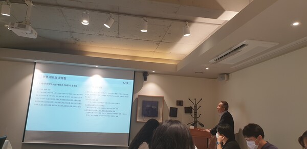 지난 27일 오후 시청역 근처 한 컨퍼런스룸에서 열린 한국알뜰통신사업자협회의 기자단 스터디(비공개 브리핑)에서  황성욱 알뜰폰협회 상근부회장이 ‘알뜰폰 제도의 문제점과 개선 방안’에 대해 설명하고 있다 [사진 : 백연식 기자]