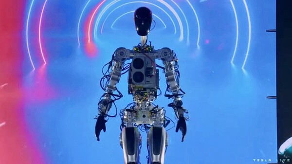 테슬라가 AI 데이 2022 행사를 통해 휴머노이드 로봇 '옵티머스'를 공개했다 [사진: 테슬라 유튜브]