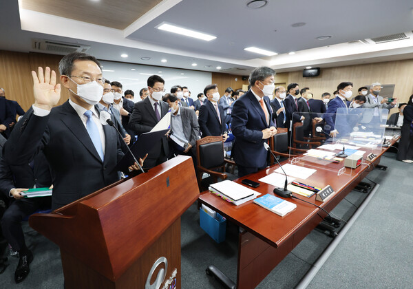 이종호 과학기술정보통신부 장관이 4일 오전 정부세종청사에서 열린 국회 과학기술정보방송통신위원회의 과학기술정보통신부, 우정사업본부 등에 대한 국정감사에서 증인 선서하고 있다 [사진 : 과기정통부]
