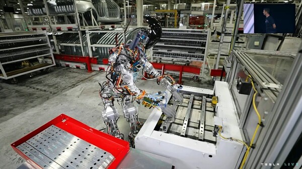 옵티머스가 데슬라 자동차 공장에서 부품을 옮기는 작업을 하고 있다 [사진: 테슬라 유튜브]