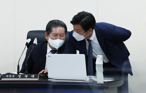 4일 오전 세종시 정부세종청사에서 열린 국회 과학기술정보방송통신위원회의 과학기술정보통신부, 우정사업본부 등에 대한 국정감사에서 정청래 위원장(왼쪽)과 더불어민주당 조승래 간사가 대화하고 있다 [사진 : 연합뉴스]