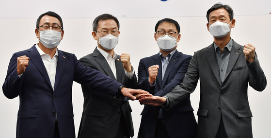 이동통신 3사 CEO들이 지난 7월 이종호 과학기술정보통신부 장관과 서울 중구 대한상공회의소에서 열린 간담회에 참석해 기념촬영을 하고 있다. 왼쪽부터 유영상 SK텔레콤 대표, 이 장관, 구현모 KT 대표, 황현식 LG유플러스 대표 [사진 : 연합뉴스]