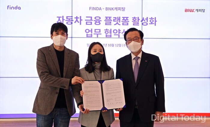 이혜민 핀다 공동대표(왼쪽부터), 박홍민 핀다 공동대표, 이두호 BNK캐피탈 대표가  12일 삼성동 핀다 본사에서 ‘자동차 금융 플랫폼 활성화’를 위한 전략적 업무협약에 서명한 후 기념촬영하고 있다. [사진: 핀다]