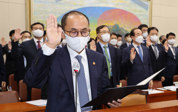 고학수 개인정보보호위원회 위원장과 관련 기관장들이 14일 국회에서 열린 정무위원회 개인정보보호위원회에 관한 국정감사에서 증인 선서를 하고 있다 [사진: 연합뉴스]