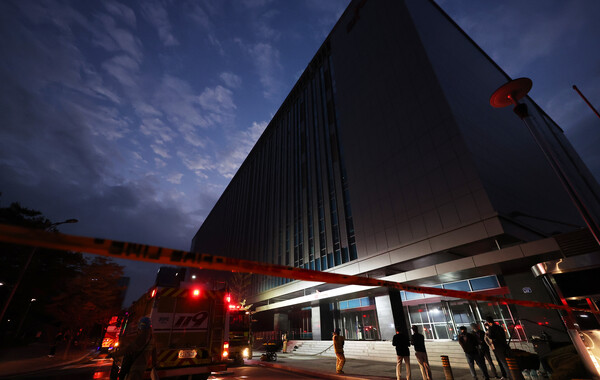 15일 오후 화재가 발생한 경기도 성남시 분당구 삼평동 SK 판교 캠퍼스 A동에서 소방관들이 분주하게 움직이고 있다. 이 불로 현재 카카오톡, 포털사이트 다음 등 통신 장애가 발생하고 있다 [사진 : 연합뉴스]