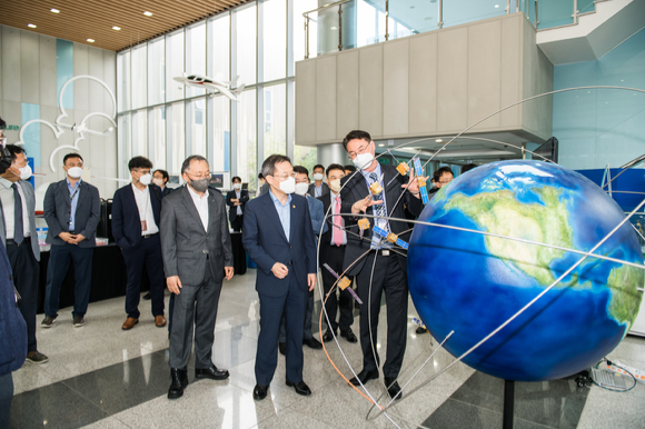 이종호 과학기술정보통신부 장관이 지난 7월 한국항공우주연구원에서 열린 'KPS개발사업본부 출범식'에 참석해 허문범 KPS개발사업본부장로부터 KPS 모형을 활용한 시스템 설명을 청취하고 있다 [사진 : 과기정통부]