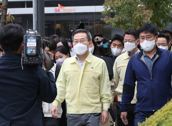 이종호 과학기술정보통신부 장관이 16일 오전 경기도 성남시 분당구 삼평동 SK 주식회사 C&C 데이터센터 화재 현장을 살펴본 후 간담회장으로 이동하고 있다 [사진 : 연합뉴스]