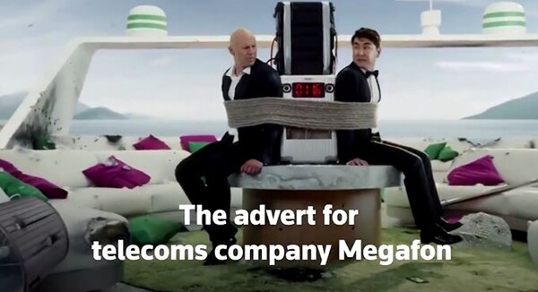 부루스 윌리스 딥페이크를 활용한 메가폰 광고 화면.