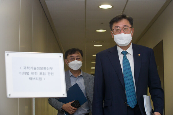 박윤규 과학기술정보통신부 제2차관이 지난 9월 서울 종로구 광화문교보빌딩 디지털플랫폼정부위원회 회의실에서 열린 윤석열 대통령, 뉴욕대학교 디지털 비전 포럼 관련 백브리핑에 참석하고 있다. 왼쪽은 송상훈 과학기술정보통신부 정보통신정책관 [사진 : 과기정통부]