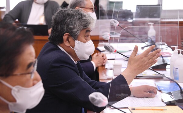 한상혁 방송통신위원회 위원장이 6일 서울 여의도 국회에서 열린 과학기술정보방송통신위원회의 국정감사에서 의원들의 질의에 답변하고 있다 [사진 : 연합뉴스]