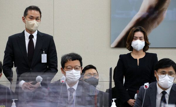 김경훈 구글코리아 사장과 정교화 넷플릭스서비시스코리아 전무가 21일 서울 여의도 국회 과학기술정보방송통신위원회의 방송통신위윈회 종합감사에서 자리에서 일어나 의원들의 질의를 듣고 있다 [사진 : 연합뉴스]