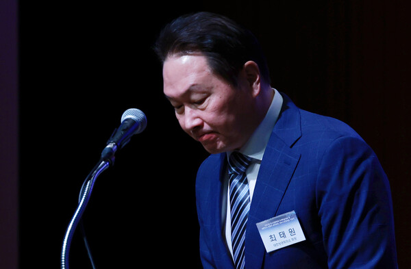 대한상의 회장인 최태원 SK그룹 회장이 17일 서울 중구 대한상의 국제회의장에서 열린 '신기업가정신 확산과 이해관계자 중심경영 인식 제고'를 위한 업무협약식에 참석해 환영사 뒤 인사하고 있다 [사진 : 연합뉴스]