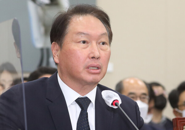 최태원 SK그룹 회장이 24일 저녁 속개한 국회 과학기술정보방송통신위원회의 종합감사에 증인으로 출석해 의원질의에 답변하고 있다 [사진 : 연합뉴스]