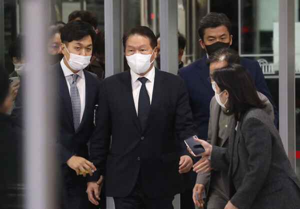 최태원 SK그룹 회장이 24일 저녁 속개한 국회 과학기술정보방송통신위원회의 종합감사에 증인으로 출석하고 있다 [사진 : 연합뉴스]