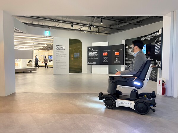 동대문디자인플라자에서 KT 자율주행 스마트로봇체어를 이용해 전시물을 관람하는 모습 [사진 : KT]