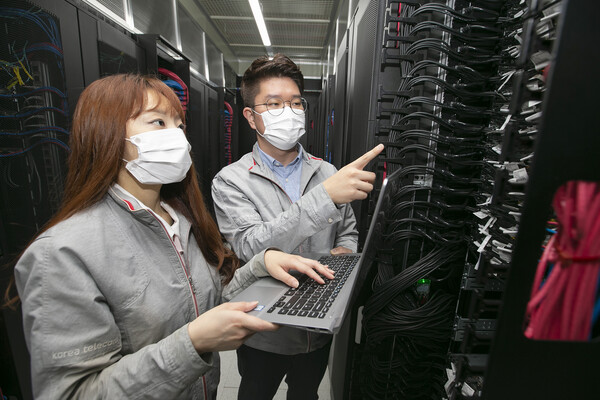 KT클라우드 직원들이 하이퍼스케일 AI 존이 구축된 IDC에서 장비를 점검하고 있다 [사진 : KT클라우드]