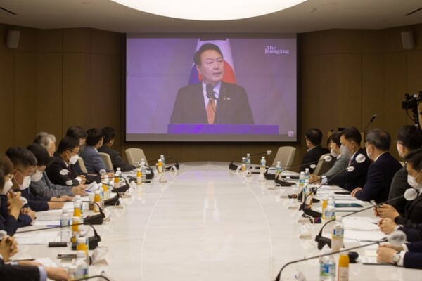 박윤규 과학기술정보통신부 제2차관이 지난 9월 26일 오전 서울 중구 대한상공회의소에서 열린 '윤석열 대통령 북미순방 성과 공유, 뉴욕구상 간담회' 에 참석해 뉴욕구상 관련 동영상을 시청하고 있다 [사진 :과기정통부]