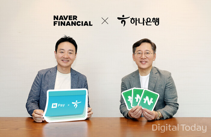 네이버페이 머니 하나 통장」 출시를 기념해 박성호 하나은행장(오른쪽)과 박상진 네이버파이낸셜 대표가 기념촬영을 하고 있다. [사진: 하나은행]