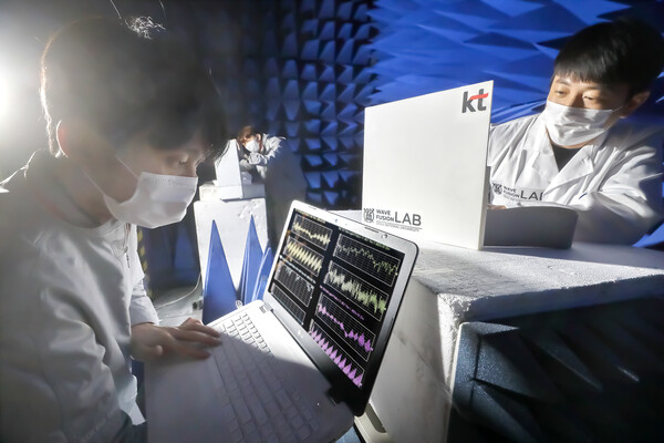 KT 융합기술원 및 서울대학교 연구원이 RIS(지능형 반사 표면) 기술의 성능을 검증하는 모습 [사진 : KT]