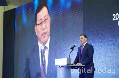 사이버위협이 전방위로 확산되면서 국정원이 민간 부문과 공조를 확대하고 있다. 10월 28일 대구 북구 EXCO에서 개최된 ‘2022 사이버공격방어대회’ 시상식에서 백종욱 국정원 3차장이 축사를 하고 있는 모습  [사진: 국정원]