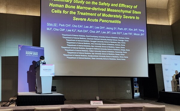 임상 2a상 결과를 발표하는 신일상 교수 [사진: SCM생명과학]