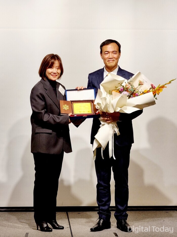 이승배 네이버파이낸셜 기술개발 총괄 부사장(오른쪽)이 한국CIO포럼으로부터 '올해의 CIO상'을 수상했다. [사진: 네이버파이낸셜]