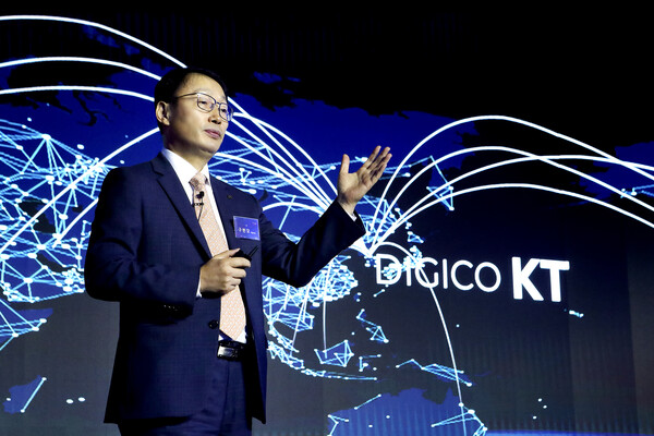 구현모 KT 대표가 더 나은 디지털 세상을 만들어가는 '디지코 KT' 주제로 발표하고 있는 모습 [사진 : KT]