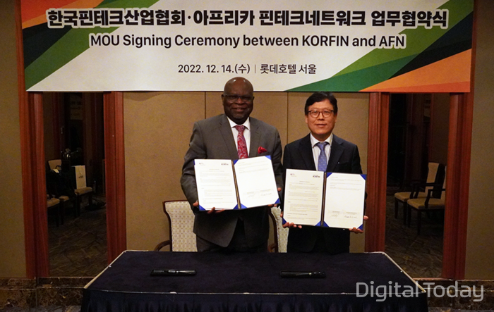 세군 아이나 아프리카핀테크네트워크 회장(왼쪽), 이근주 한국핀테크산업협회 회장이 14일 서울 롯데호텔에서 업무협약을 맺은 후 기념촬영하고 있다. [사진: 한국핀테크산업협회]