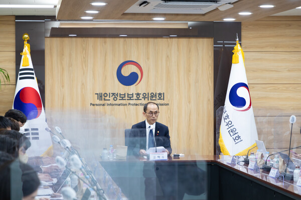 고학수 개인정보보호위원회 위원장이 12월 15일 오후 정부서울청사에서 개최된 출입기자단 간담회에서 기자단의 질문에 답변을 하고 있다 [사진 : 개인정보보호위원회] 