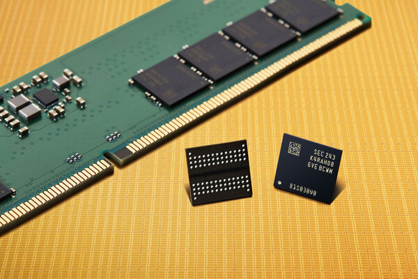 DDR5를 지원하는 12나노급 16Gb D램 [사진: 삼성전자]