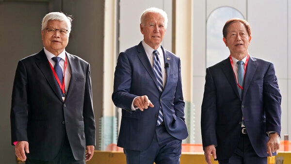 TSMC 애리조나 공장을 둘러보는 바이든 대통령 [사진: AP=연합뉴스]