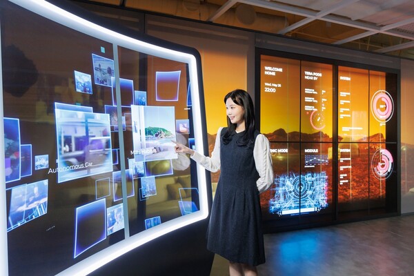 LG디스플레이가 개최한 '투명한 미래전 - 투명 OLED'의 트랜스포메이션존 [사진: LG디스플레이]