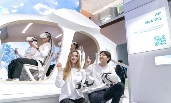 SK텔레콤 모델들이 SK전시관에서 사피온 반도체가 기체 운항을 지원하고, 신재생 에너지 가상 발전소가 전력을 공급하는 도심항공교통(UAM) 기술을 소개하는 모습 [사진 : SK텔레콤]