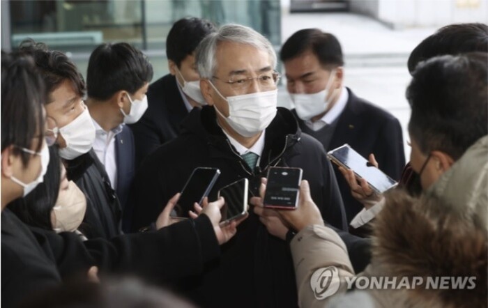 이석준 NH농협금융금융 회장이 지난 2일 서울 중구 NH농협금융지주로 출근하며 취재진과 질의응답을 하고 있다. [사진: 연합뉴스]