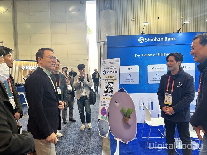 조용병 신한금융그룹 회장(왼쪽)이 지난 5일 미국 라스베이거스에서 개막한 ‘CES 2023’에서 메타버스 플랫폼 ‘시나몬’ 부스를 둘러보고 있다. [사진: 신한은행]