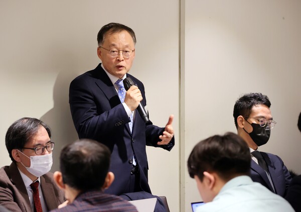 10일 오전 서울 시청역 근처 한 식당에서 열린 '한국항공우주연구원-과기정통부 기자단 간담회'에서 이상률 한국항공우주연구원장이 인사말을 하고 있다 [사진 : 항우연]