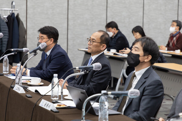 고학수 개인정보보호위원회 위원장(가운데)이 1월 18일 오후 서울중앙우체국에서 개최된 2022-2023 「개인정보 미래포럼」 7차 회의에 참석하고 있다 [사진 : 개인정보위] 