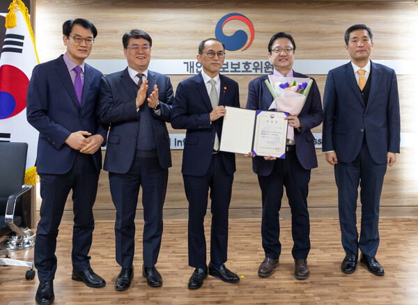 고학수 개인정보보호위원회 위원장(가운데)이 1월 19일 오전 정부서울청사에서 개인정보규제심사위원회 민간위원장으로 위촉된 이성엽 고려대 교수(오른쪽에서 두 번째)와 함께 기념촬영을 하고 있다 [사진 : 개인정보위] 