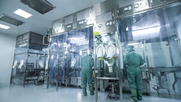 펩트론 약효지속성 의약품 생산시설에서 직원들이 의약품을 제조하고 있다. [사진: 펩트론]