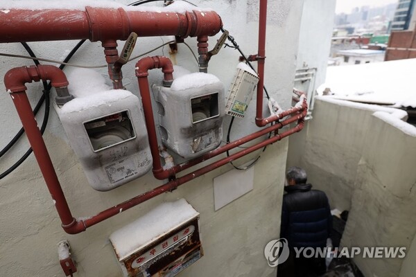 26일 서울 용산구 동자동 쪽방촌의 가스계량기에 눈이 쌓여 있다 사진: 연합뉴스]