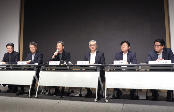 16일 오후 서울 용산구 LG유플러스 본사에서 열린 '사이버 안전혁신안' 발표 기자간담회에서  황현식 LG유플러스 대표(왼쪽에서 세번째)를 비롯한 경영진이 고객정보유출 및 디도스 공격에 따른 인터넷 서비스 오류 등에 대해 사과하고 있다 [사진 : LG유플러스] 