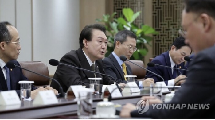 윤석열 대통령이 15일 오전 서울 용산 대통령실 청사에서 열린 제13차 비상경제민생회의에서 발언하고 있다 [사진: 연합뉴스]