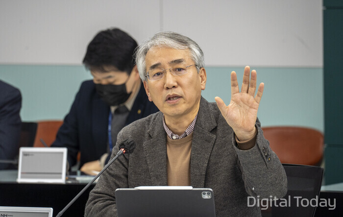 NH농협금융그룹은 17일, 서울 중구 소재 농협금융 본사에서 2023 제1차 DT추진최고협의회를 개최했다. 이석준 NH농협금융지주 회장이 토론 시간에 발언을 하고 있다. [사진: NH농협금융그룹]