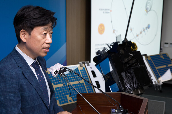 오태석 과학기술정보통신부 제1차관이 지난해 8월 세종특별자치시 세종파이낸스센터 과기정통부 기자실에서'다누리 발사후 달 전이궤도 진입 성공' 브리핑을 하고 있다 [사진 : 과기정통부]