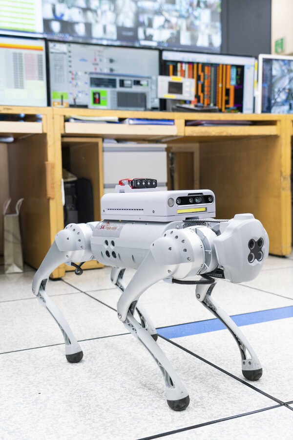 SK텔레콤은 자체 개발한 비전(Vision) AI 기술로 로봇의 움직임을 제어하고 AI로 영상을 실시간 분석해 고객 맞춤형 서비스 제공이 가능한 ‘AI로봇키트’를 20일 출시했다고  밝혔다 [사진 : SK텔레콤] 