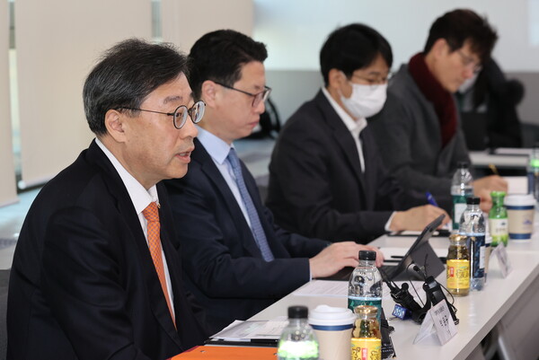 20일 오전 서울 종로구 광화문HJ비즈니스센터에서 열린 '통신시장 경쟁촉진 정책방안 TF' 킥오프 회의에서 박윤규 과학기술정보통신부 제2차관(왼쪽)이 발언하고 있다 [사진 : 연합뉴스] 