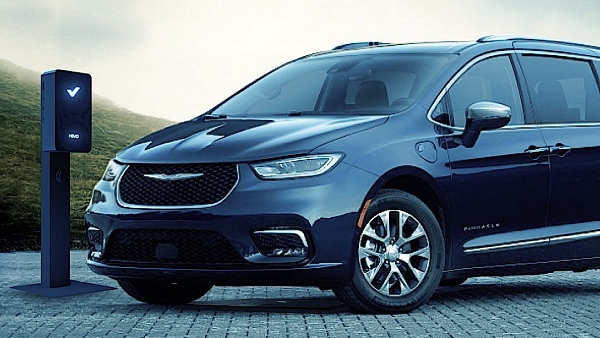 크라이슬러 퍼시피카 하이브리드 차량에 적용된 히보 50kW급 무선 충전 시스템 [사진: 히보]