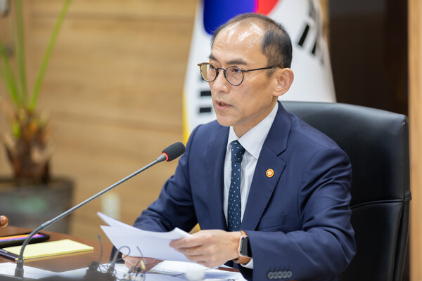 고학수 개인정보보호위원회 위원장이 22일 오전 서울 종로구 정부서울청사에서 개최된 제3회 개인정보보호위원회 전체회의에서 모두발언을 하고 있다 [사진 : 개인정보위]