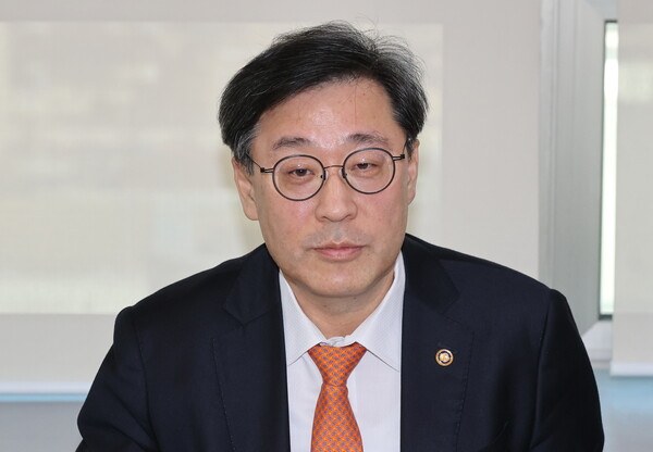 지난 달 20일 오전 서울 종로구 광화문HJ비즈니스센터에서 열린 '통신시장 경쟁촉진 정책방안 TF' 킥오프 회의에서 박윤규 과학기술정보통신부 제2차관이 발언하고 있다 [사진 : 연합뉴스]