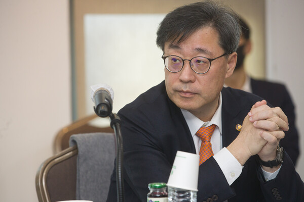 박윤규 과학기술정보통신부 제2차관이 8일 오후 서울 용산구 포포인츠바이쉐라톤서울역 세미나실에서 열린 'K-디지털 해외진출 현장 간담회' 에서 '디지털 분야 아랍에미리트연합국(UAE) 경제사절단 성과' 발표를 듣고 있다 [사진 : 과기정통부]